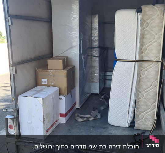 מזרנים וארגזים במשאית הובלה פתוחה